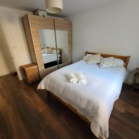 Comfortable Two Bedroom Modern Apartment Лондон Екстериор снимка