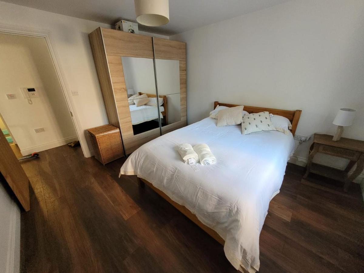 Comfortable Two Bedroom Modern Apartment Лондон Екстериор снимка