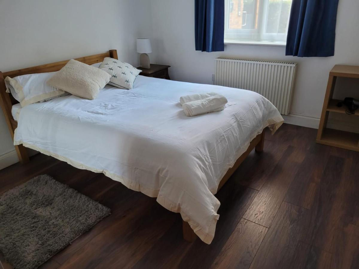 Comfortable Two Bedroom Modern Apartment Лондон Екстериор снимка