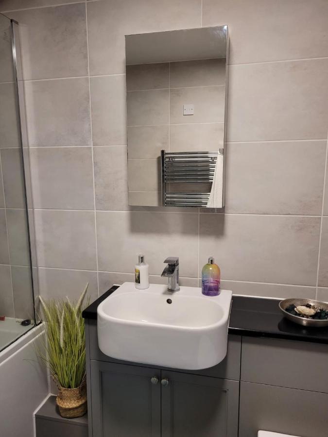 Comfortable Two Bedroom Modern Apartment Лондон Екстериор снимка