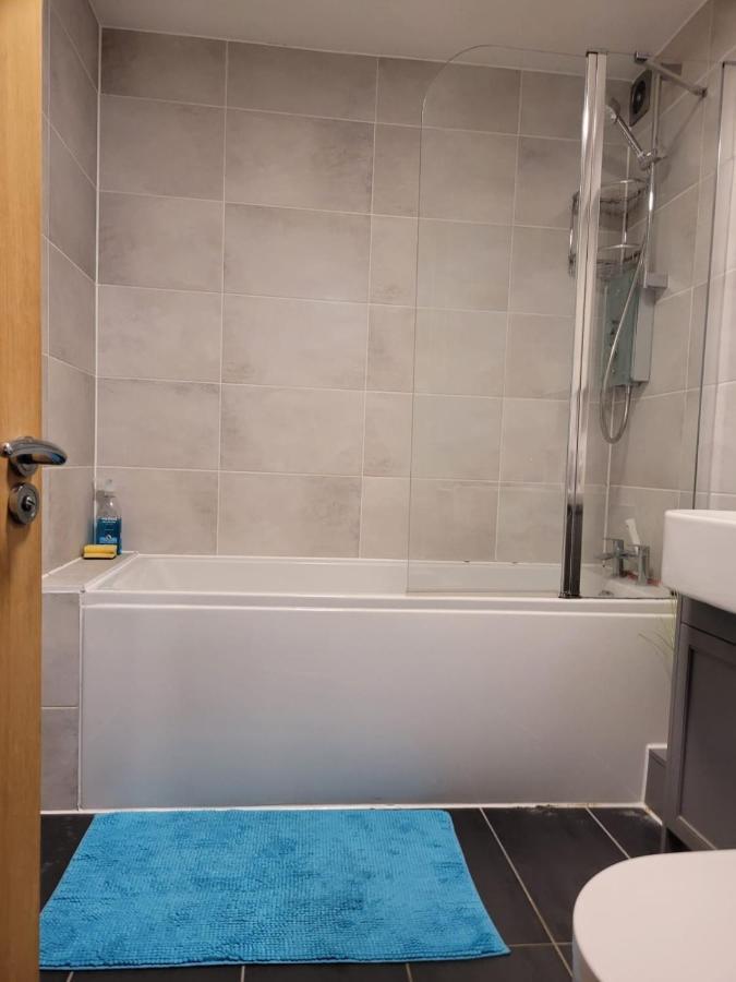 Comfortable Two Bedroom Modern Apartment Лондон Екстериор снимка