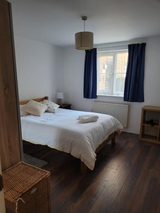 Comfortable Two Bedroom Modern Apartment Лондон Екстериор снимка