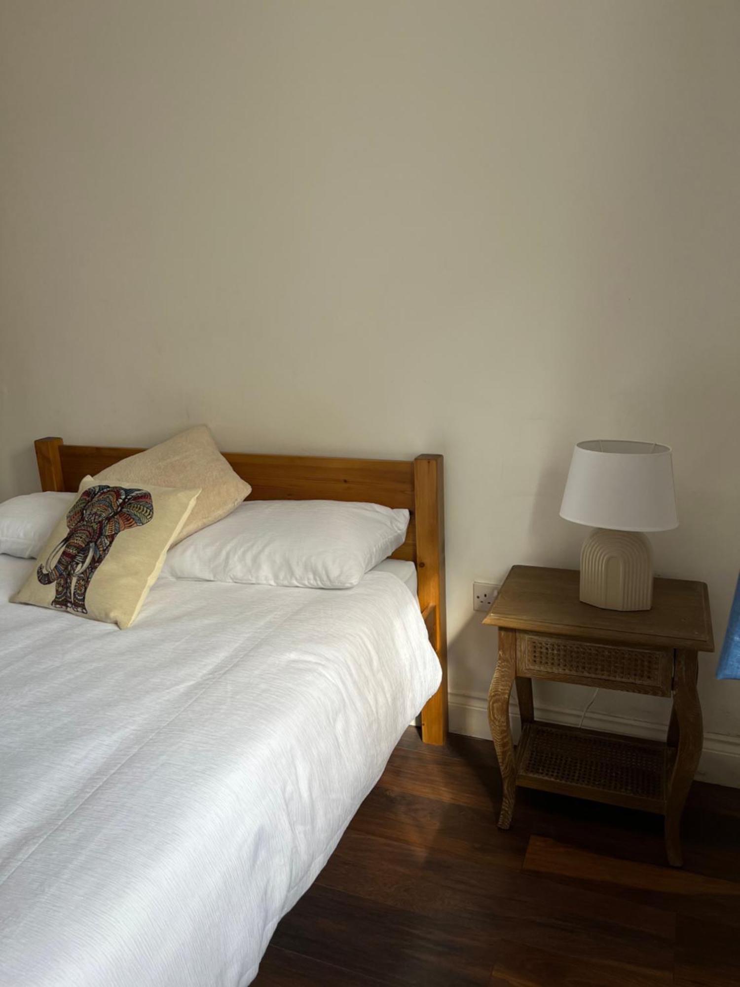 Comfortable Two Bedroom Modern Apartment Лондон Екстериор снимка