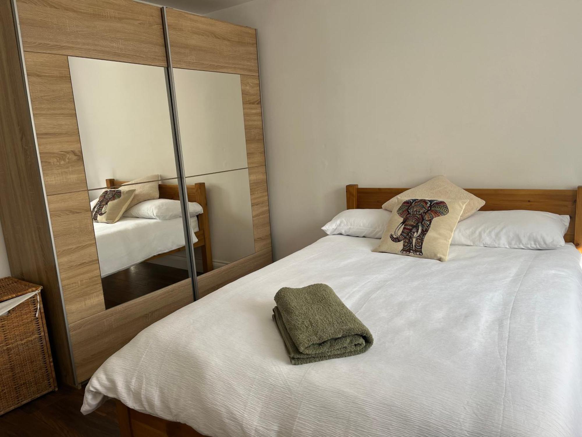 Comfortable Two Bedroom Modern Apartment Лондон Екстериор снимка